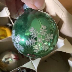 Shiny Bright Shiny Brite Green Christmas snowflakes ornament with Silver
